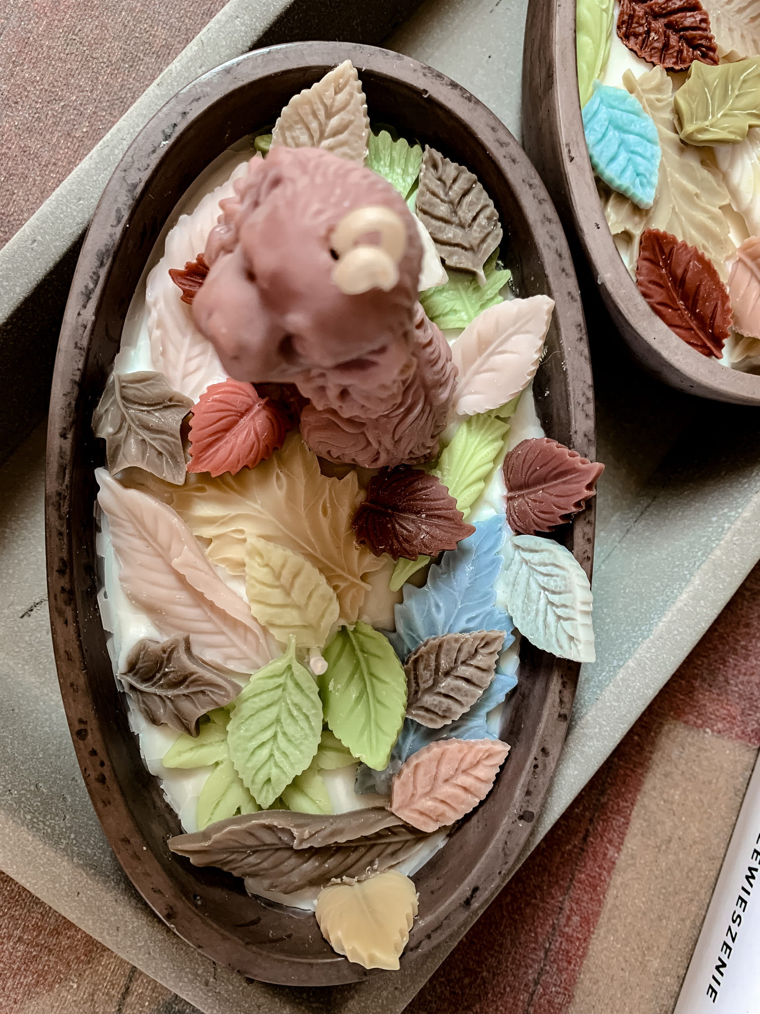 Świeca sojowa piesek w liściach - obrazek 2