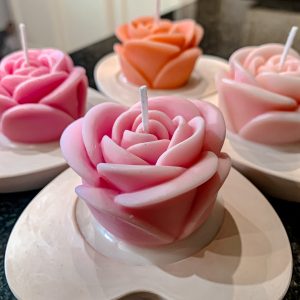 Świeca sojowa róża w sercu