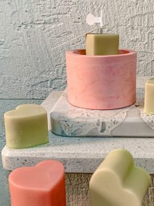 Love S świeca sojowa z zielonym sercem w gipsowym różowym pojemniku SOOYA