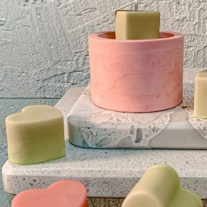 Love S świeca sojowa z zielonym sercem w gipsowym różowym pojemniku SOOYA