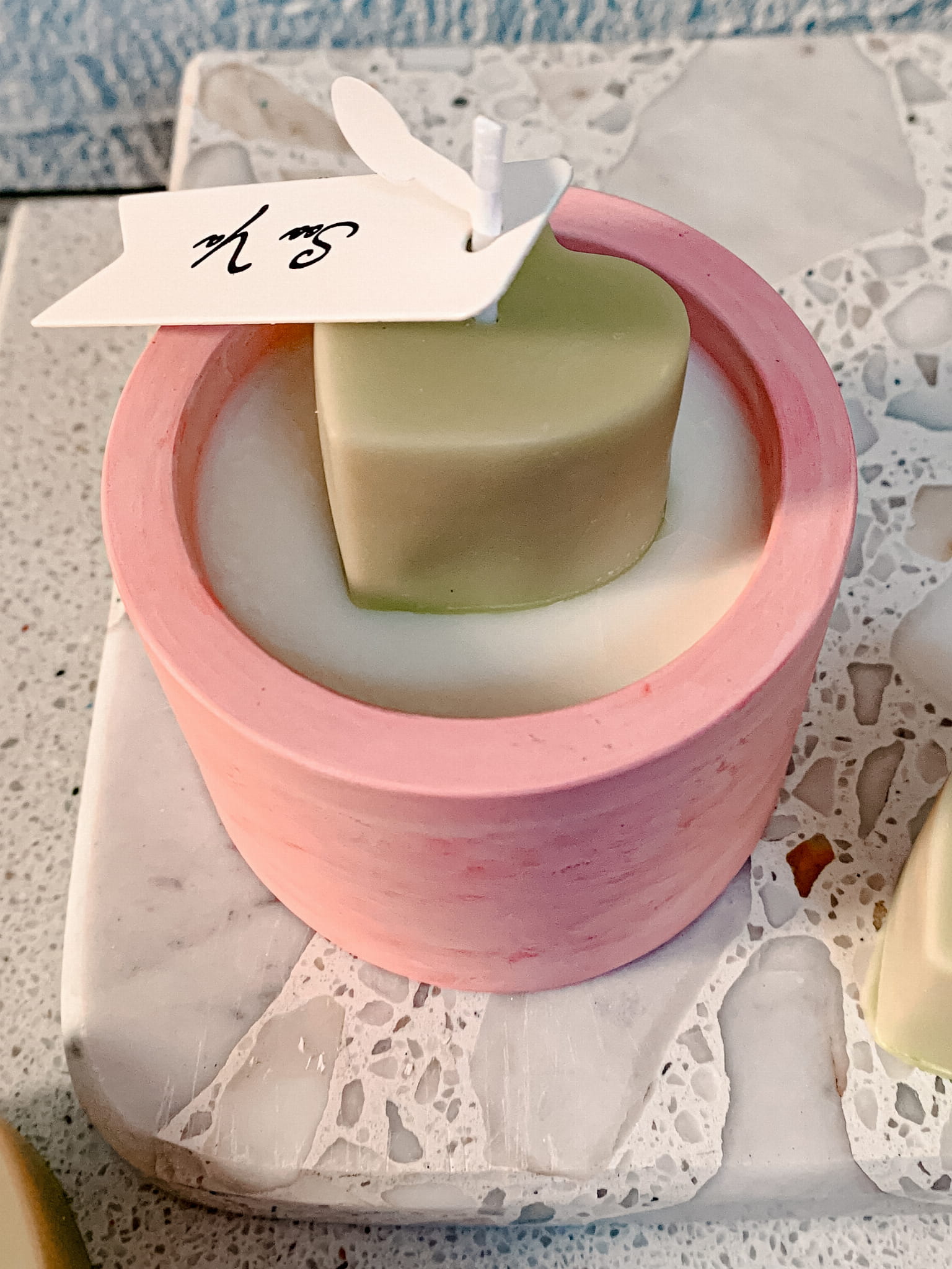 Love S – świeca sojowa z sercem w gipsie - obrazek 3