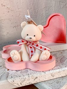 Love miś Świeca sojowa miś ze złotą koroną na różowej gipsowej podstawie serce SOOYA