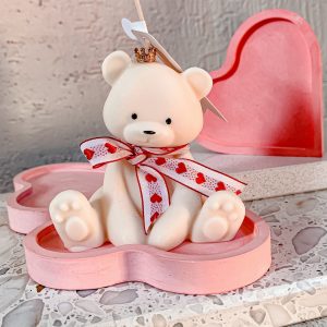 Love miś Świeca sojowa miś ze złotą koroną na różowej gipsowej podstawie serce SOOYA