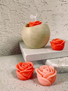 Róża Love - świeca sojowa bezzapachowa w zielonym pojemniku