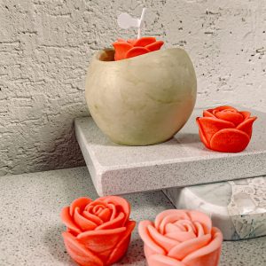 Róża Love - świeca sojowa bezzapachowa w zielonym pojemniku