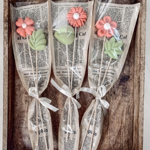 Eleganckie podziękowania dla gości bukiecik z wosku sojowego na drewnianym patyczku, zapakowany w celofan – wyjątkowe upominki dla gości na wesele i inne okazje.