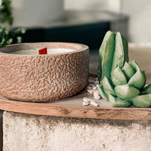 Świeca sojowa z drewnianym knotem i kaktusami. Kaktusy udekorowane grysem marmurowym. W ziemistych, naturalnych kolorach.