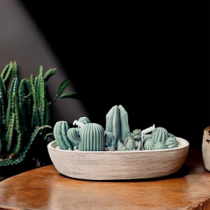 Kaktus Glow Xl świeca z kaktusami - Ręcznie robiona duża świeca sojowa w brązowym ceramicznym naczyniu, dekorowana woskowymi sukulentami i białym grysem marmurowym.