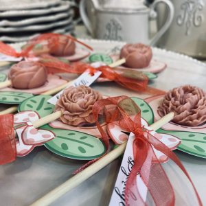 Kwiatek na patyczku - upominki dla gości w uroczystej oprawie.