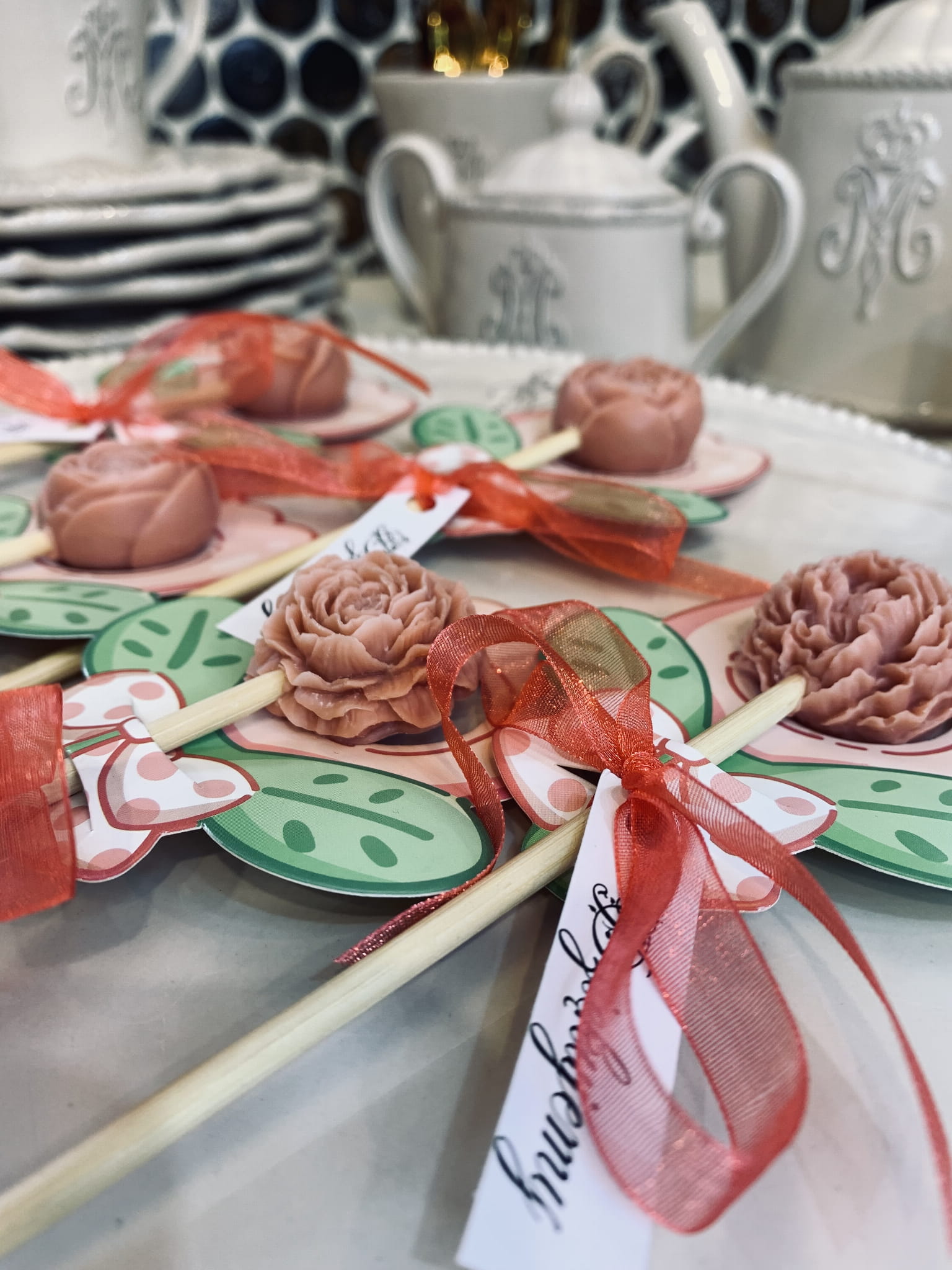 Kwiatek na patyczku - upominki dla gości w uroczystej oprawie.