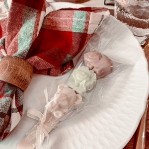 Mini świeczki na patyku - trzy sojowe zwierzątka w foliowym woreczku z kokardką.