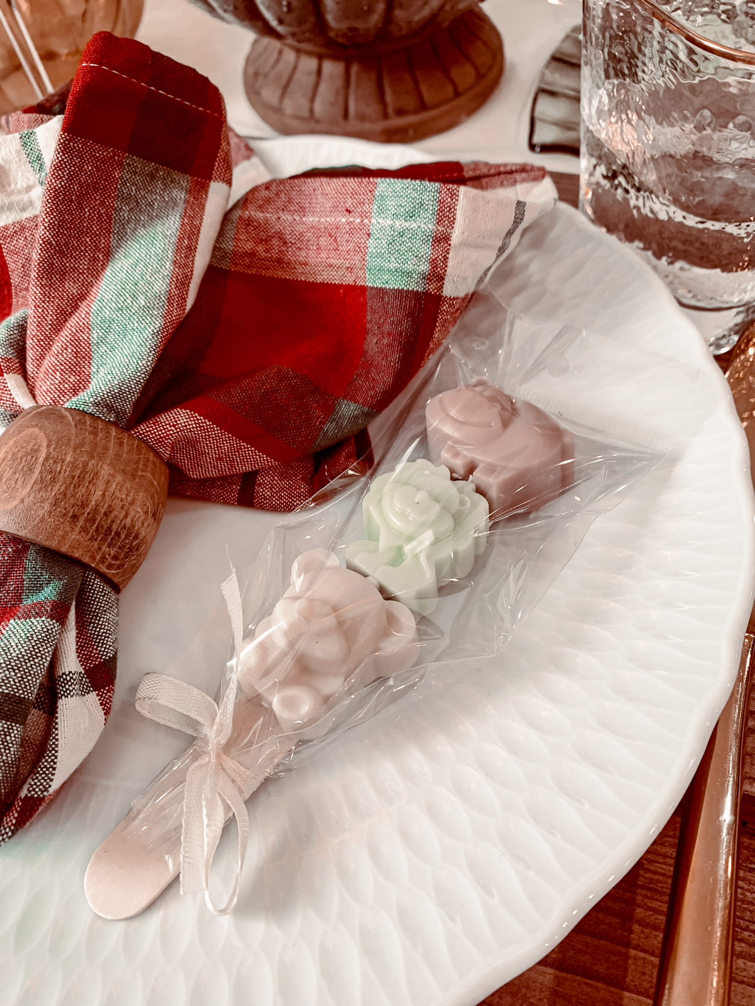 Mini świeczki na patyku - trzy sojowe zwierzątka w foliowym woreczku z kokardką.