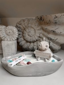 Świeca sojowa come out of your shell, z dekoracyjnym żółwiem wykonanym z wosku sojowego w pojemniku z betonu.