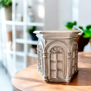 Świeca sojowa włoski splendor w stylizowanym pojemniku w kształcie renesansowego domku. Z knotem drewnianym w dekoracyjnej, urodzinowej torebce z czerwoną kokardką.