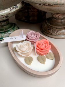 Dekoracyjna świeca sojowa trzy małe róże w gipsowym naczyniu rękodzieło SOOYA