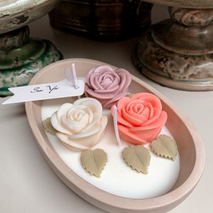 Dekoracyjna świeca sojowa trzy małe róże w gipsowym naczyniu rękodzieło SOOYA