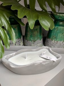 Świeca sojowa w betonie. Ekologiczne połączenie soi z ręcznie wykonanym pojemnikiem z betonu.