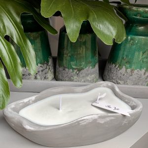Świeca sojowa w betonie. Ekologiczne połączenie soi z ręcznie wykonanym pojemnikiem z betonu.