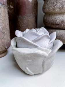 Świeca sojowa w szkatułce - Bezzapachowa świeca sojowa w kształcie róży umieszczona w szarej betonowej szkatułce z przykrywką.