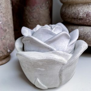 Świeca sojowa w szkatułce - Bezzapachowa świeca sojowa w kształcie róży umieszczona w szarej betonowej szkatułce z przykrywką.