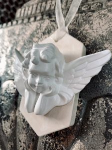 Gipsowa zawieszka z aniołkiem jako podziękowanie dla gości na chrzest i komunię SOOYA