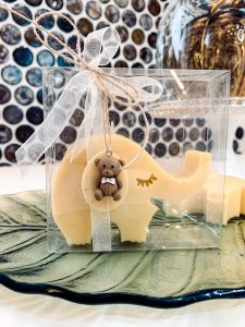 Żółty słonik - świeca sojowa w eleganckim pudełku z kokardą i misiem -podziękowanie dla gości