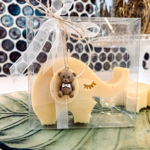 Żółty słonik - świeca sojowa w eleganckim pudełku z kokardą i misiem -podziękowanie dla gości