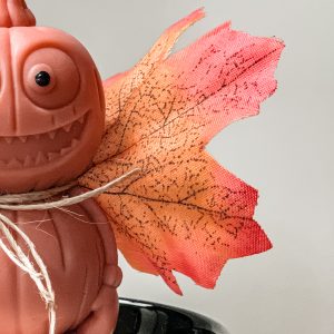 Dynia z liściem - Świeca sojowa w kształcie dyni z liściem ekologiczna dekoracja na jesień.