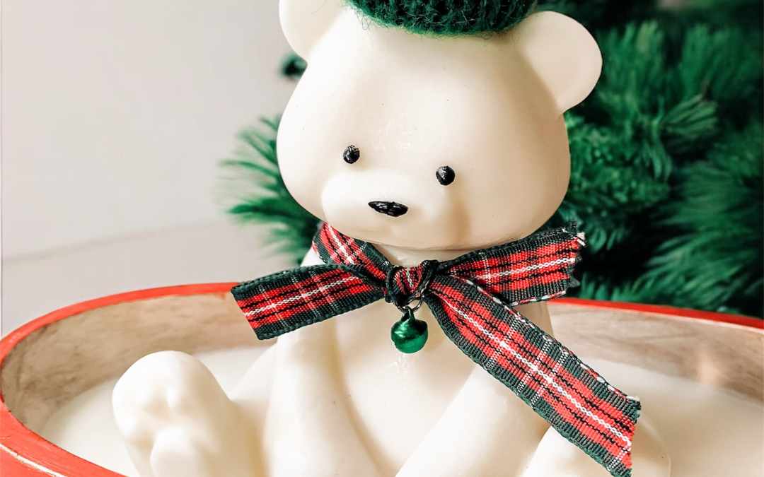 Świeca sojowa, dekoracja na święta - biały miś z czapeczką i dzwoneczkiem.