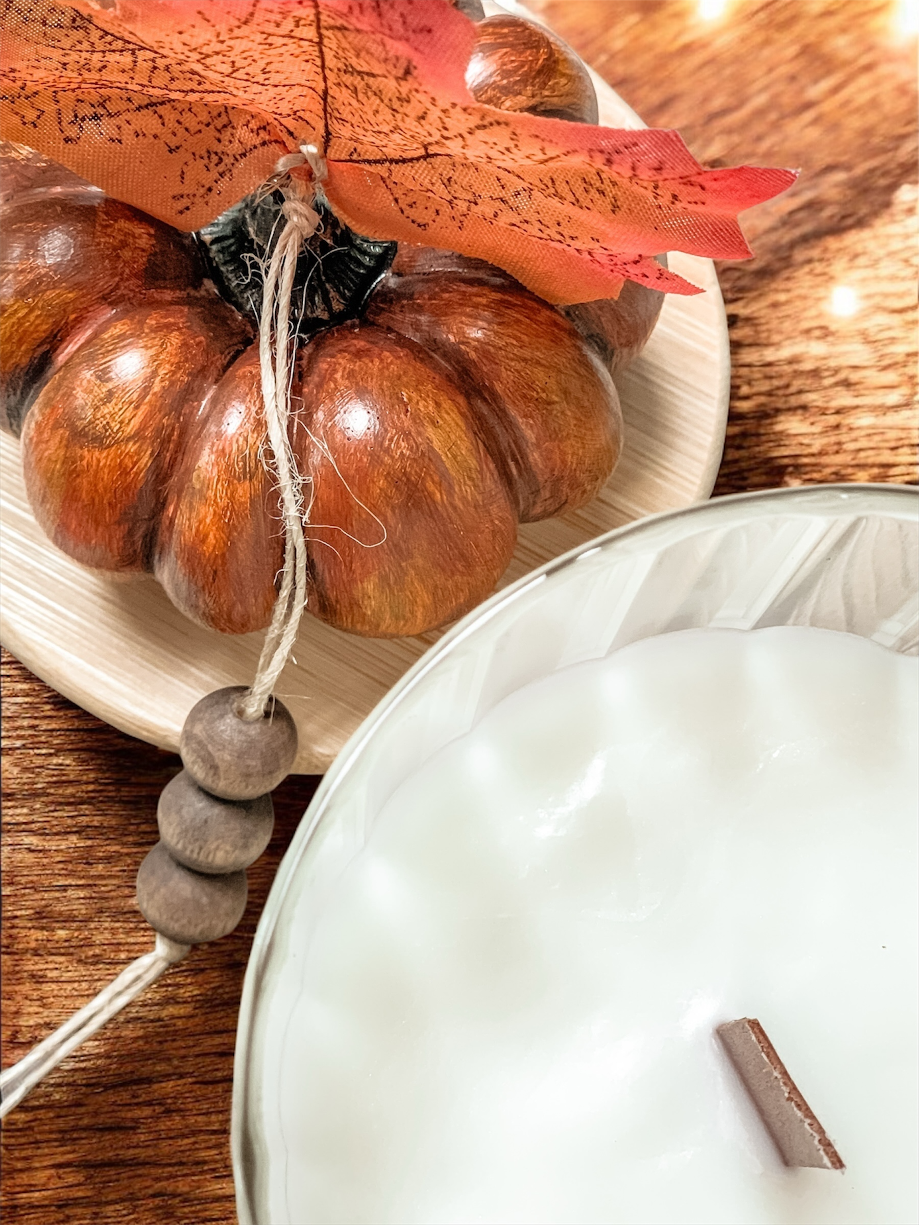 Pumpkin Hug to jesienny zestaw : świeca sojowa w szklanym pojemniku z bambusową pokrywką na niej dekoracyjna pomarańczowa dynia. W zestawie pomarańczowy świecznik z grubego szkła.