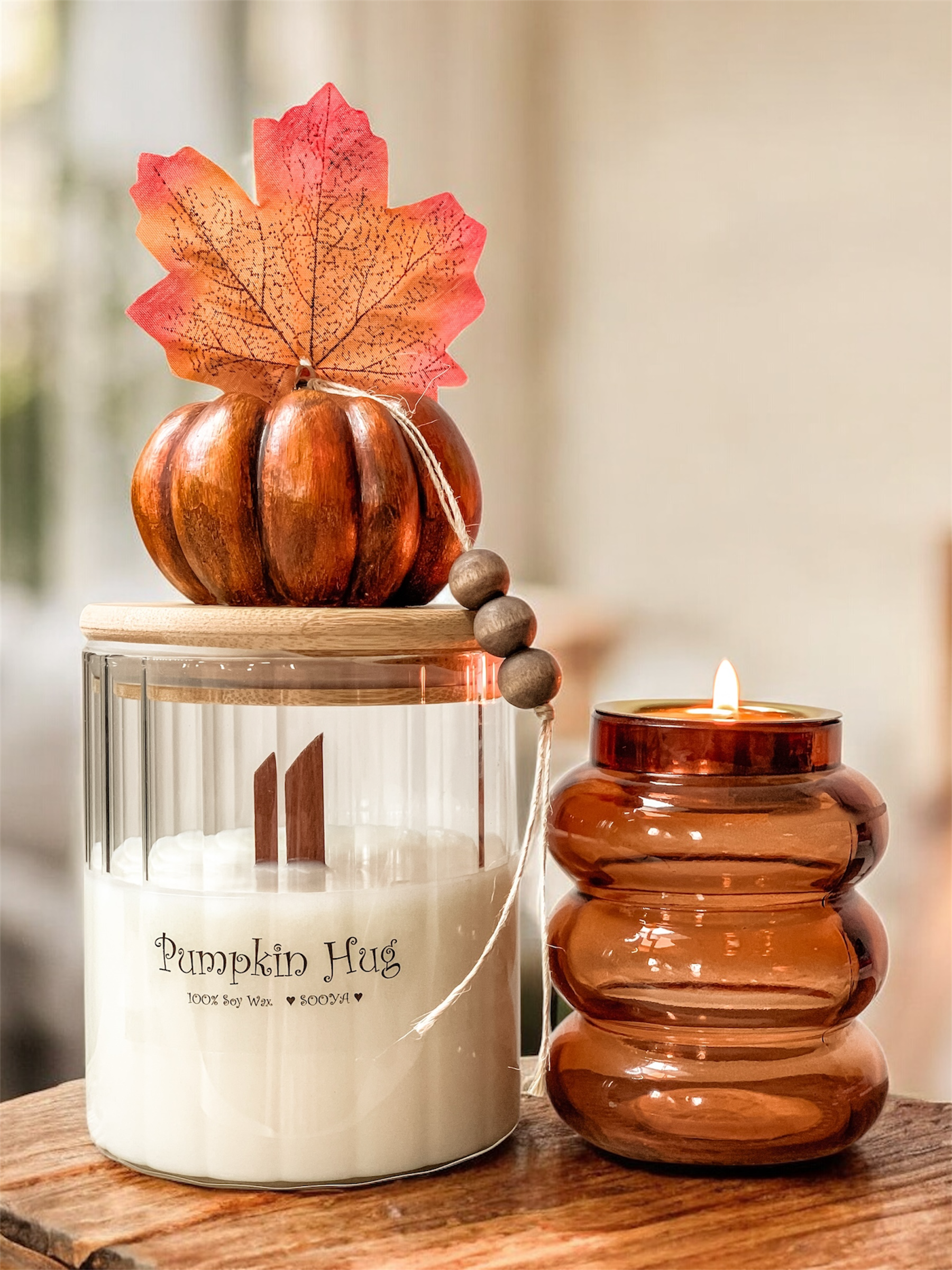 Pumpkin Hug jesienny zestaw - świeca sojowa w szklanym pojemniku z bambusową pokrywką na niej dekoracyjna pomarańczowa dynia. W zestawie pomarańczowy świecznik z grubego szkła.