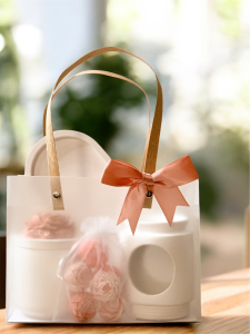 Różowa Piwonia - zestaw prezentowy ze świecą i kominkiem. Świeca sojowa z dekoracyjną piwonią, kominek ceramiczny i woskowe kwiatki