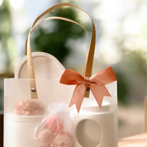 Różowa Piwonia - zestaw prezentowy ze świecą i kominkiem. Świeca sojowa z dekoracyjną piwonią, kominek ceramiczny i woskowe kwiatki