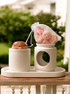 Zestaw prezentowy Różowa Piwonia - świeca sojowa, kominek ceramiczny i woskowe kwiatki