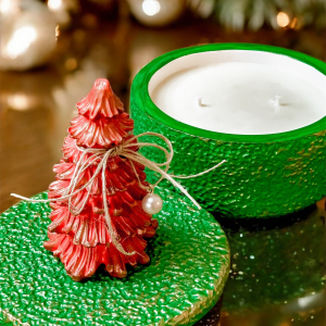 Świąteczna choinka - świeca dekoracyjna w pojemniku zielonym celowo postarzanym złotem. Choinka czerwona z perłową dekoracją.