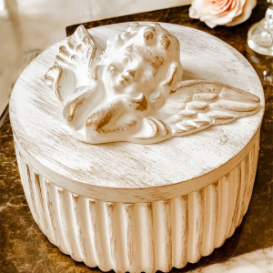 Vintage świeca z aniołkiem. Dekoracyjna świeca sojowa w białym postarzanym pojemniku vintage ze złoconym aniołkiem.