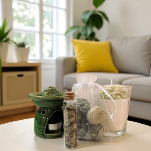 Zestaw prezentowy z kominkiem - Zielona Harmonia - w zestawie zielony kominek na woski, woski w kształcie kwiatów, liść eukaliptusa i bezzapachowa świeca sojowa.