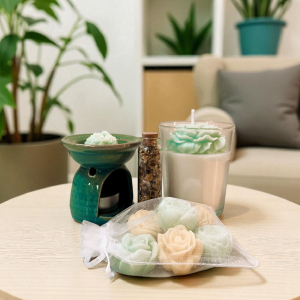 Zestaw ze świecą kominkiem i rumiankiem Subtelny Błękit. W zestawie turkusowy kominek na woski, kolorowe woski sojowe, rumianek suszony i świeca sojowa.