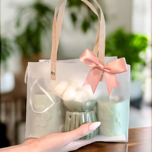 Zielona Cisza – Bezzapachowy zestaw prezentowy ze świecami sojowymi, kominkiem i woskowymi kwiatkami. Naturalny wosk, elegancka torebka, idealny na prezent.