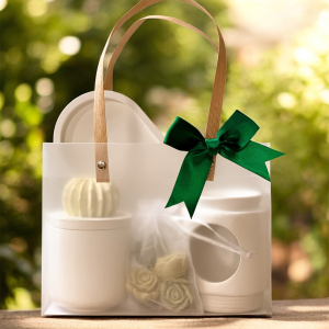 Zielony Kaktus - zestaw prezentowy ze świecą sojową w białym pojemniku z kaktusem, biały kominek i zielone woski sojowe. Zapakowane w torebkę prezentową z zieloną kokardką.