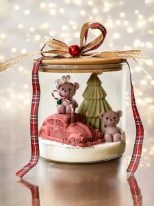 HoHoHo świeca sojowa z woskowym garbusem, choinką i misiami w dużym szklanym pojemniku.