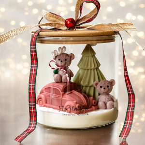 HoHoHo świeca sojowa z woskowym garbusem, choinką i misiami w dużym szklanym pojemniku.