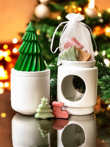 Merry Christmas zestaw świąteczny ze świecą ozdobioną zieloną choinką, kominek na woski i woski w świątecznych kolorach.