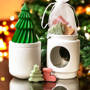 Merry Christmas zestaw świąteczny ze świecą ozdobioną zieloną choinką, kominek na woski i woski w świątecznych kolorach.