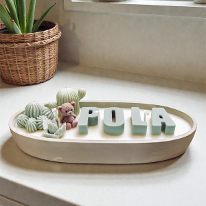 Świeca personalizowana z imieniem - świeca z kaktusami w pojemniku dekoracyjnym. Świeca sojowa z brązowym misiem i zielonymi sukulentami.