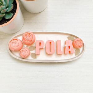 Świeca personalizowana z imieniem i różowymi kwiatami w pastelowym pojemniku. Świeca sojowa bezzapachowa.