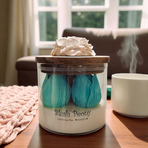 Świeca dekoracyjna z tulipanami w szklanym pojemniku z drewnianą pokrywką i dekoracyjną piwonią.