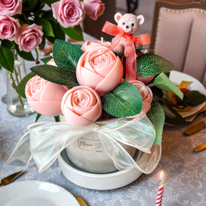 Świeca bukiet róż z misiem w pastelowym pojemniku z różami z wosku sojowego. Na prezent.