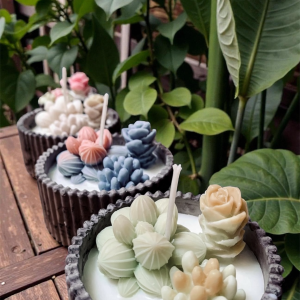 Świeca sojowa kaktusy w postarzanej, brązowej doniczce.