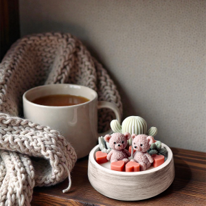 Świeca sojowa Misie w Kaktusach. Świeca sojowa z trzema kaktusami i brązowymi misiami w serduszkach.